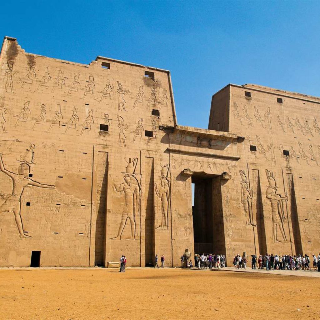 Dahabiya vs Large Nile Cruise Ship: Which Fits Better?