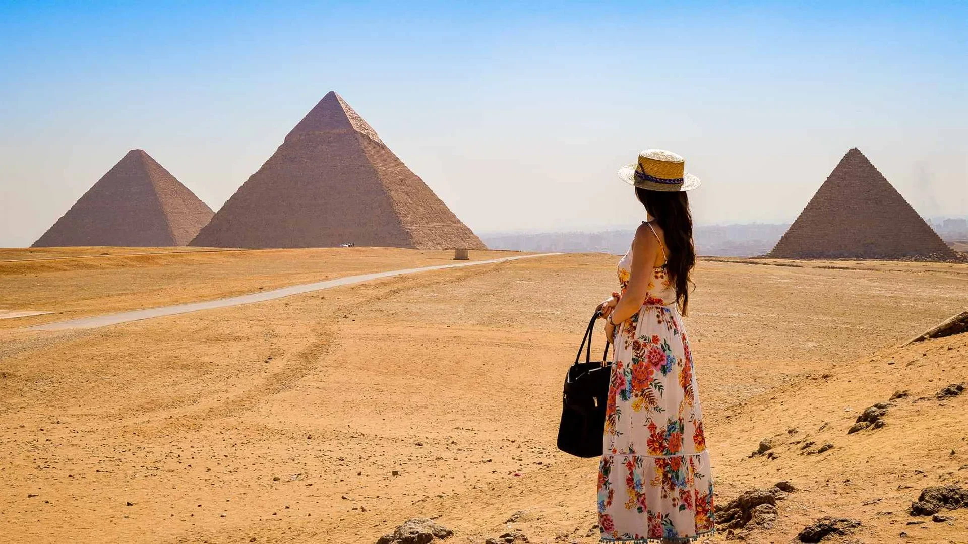 Traveller viewing the Giza Pyramids on a private Cairo tour