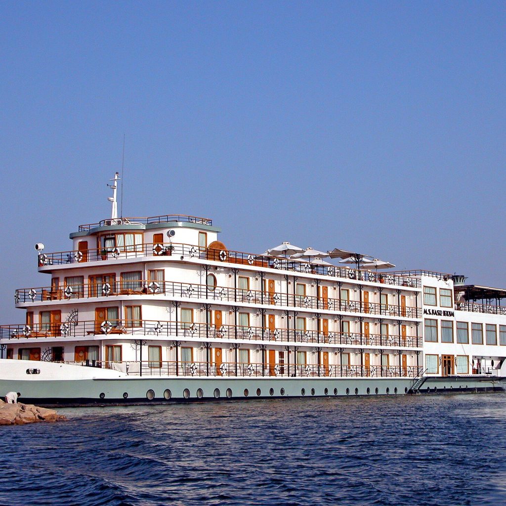 Dahabiya vs Large Nile Cruise Ship: Which Fits Better?
