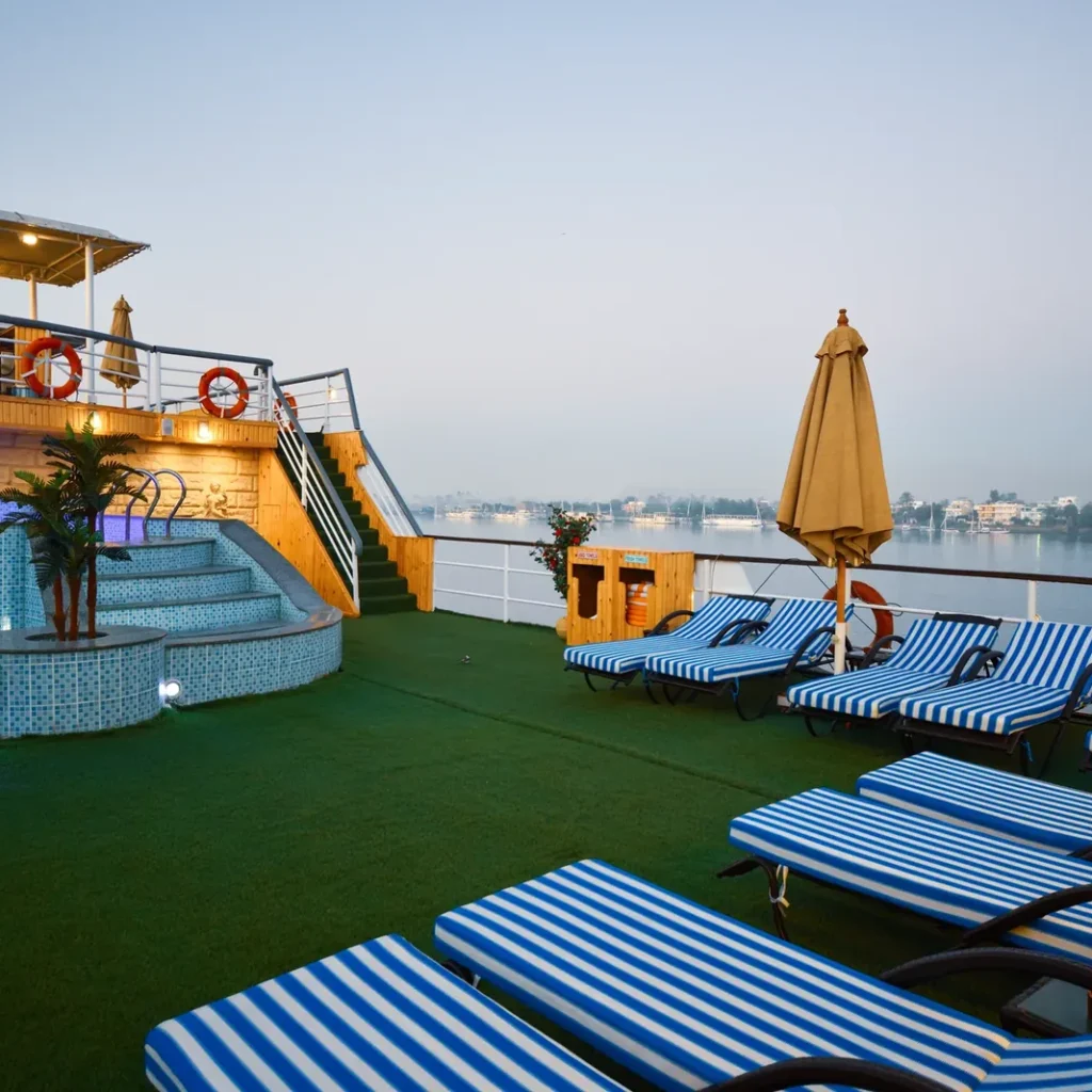 Dahabiya vs Large Nile Cruise Ship: Which Fits Better?